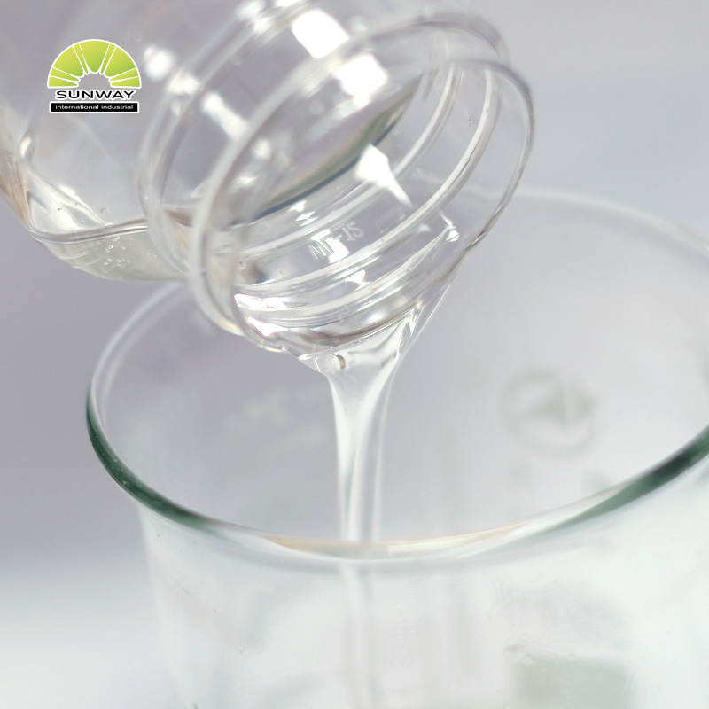 Matérias-primas para detergente de roupa: óleos sintéticos, trietilhexanoína para cosméticos.